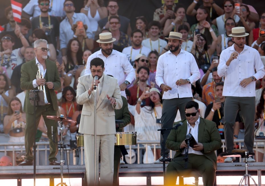 El público italiano respondió con entusiasmo a cada éxito del repertorio de Bad Bunny, manteniendo una energía constante desde el inicio hasta el cierre del concierto. EFE/EPA/MATTEO BAZZI
