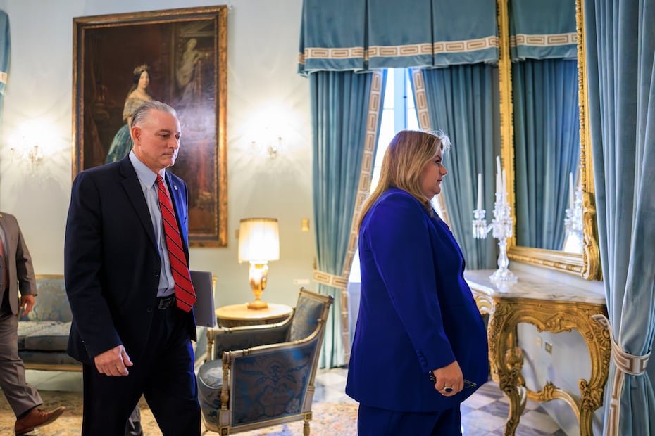 El funcionario, quien mantenía comunicación con la gobernadora Jenniffer González, participó de varias reuniones y conferencias de prensa en La Fortaleza.