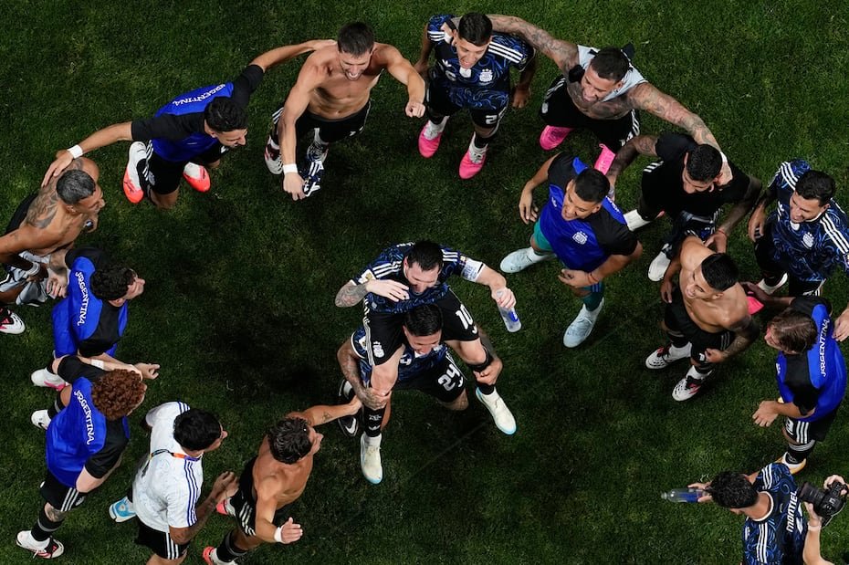 Lionel Messi, al centro, celebra con la selección argentina.
