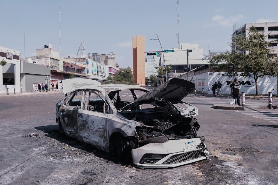 En imágenes difundidas por medios y redes sociales, se observan vehículos en llamas atravesados sobre carreteras y columnas de humo visibles a varios metros de distancia, en Jalisco, Michoacán, Colima, Nayarit, Tamaulipas y Aguascalientes. También circulan imágenes de negocios incendiados en Guanajuato.