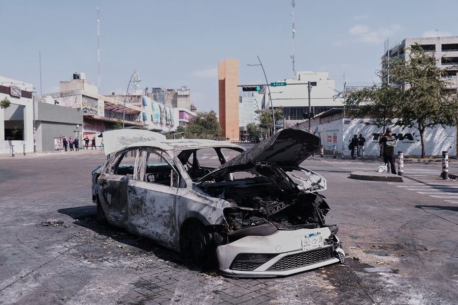 En imágenes difundidas por medios y redes sociales, se observan vehículos en llamas atravesados sobre carreteras y columnas de humo visibles a varios metros de distancia, en Jalisco, Michoacán, Colima, Nayarit, Tamaulipas y Aguascalientes. También circulan imágenes de negocios incendiados en Guanajuato.