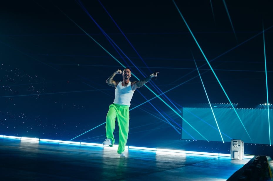 J Balvin se unió a Bad Bunny como invitado especial durante la parada de su gira "DeBÍ TiRAR MáS FOToS World Tour" en París, protagonizando uno de los momentos más destacados de la noche.