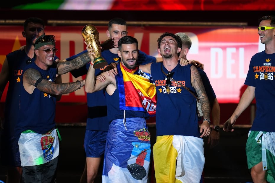 Alex Baena y Yeremy Pino celebran en el centor de la tarima.