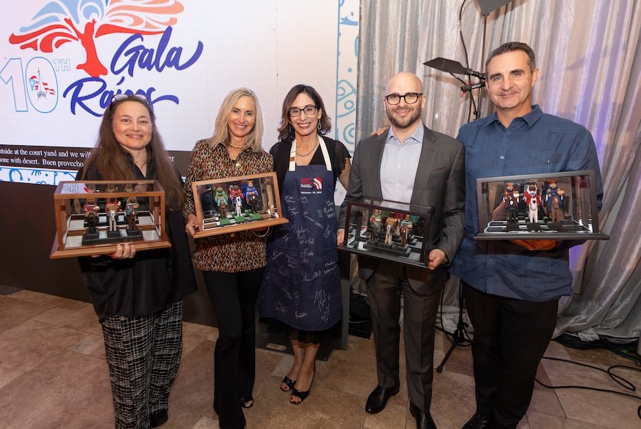 La chef Sarah Stenger, Ada Davidman, Verónica Ocasio, Darren Gest y el chef Tony Priolo recipientes del Premio Humanitario Reyes Magos por su trabajo filantrópico recaudando fondos para los esfuerzos de socorro en Puerto Rico Ucrania, Tigray y Maui.