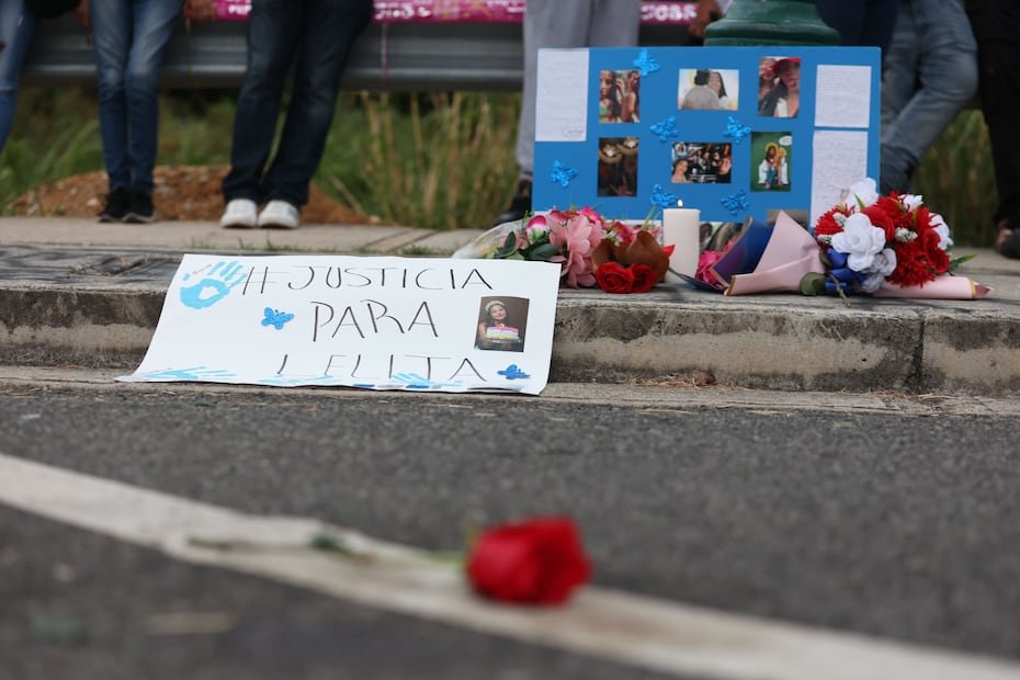 Además de ser la ruta que utilizan diariamente fiscales, abogados, personal del tribunal y periodistas para llegar a la sala donde se celebra el juicio, ese mismo trayecto suele ser recorrido por Cabrera -quien está confinada- durante sus traslados al tribunal.