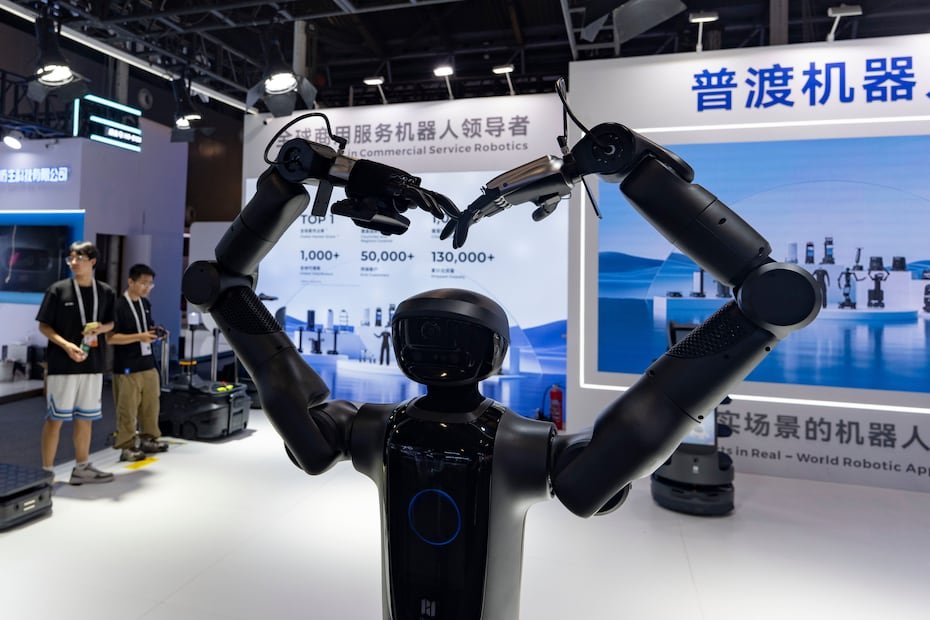 Un robot de la empresa china Pudu Robotics da la bienvenida a los visitantes.