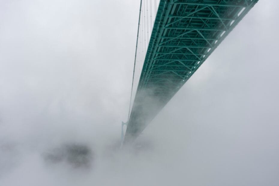 La niebla cubre el puente del Gran Cañón de Huajiang.