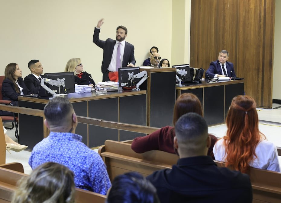 El licenciado Carlos Díaz Olivo indicó que "tenemos que saber dónde estamos parados". Reveló que, "anoche, cuando nos entregan esos documentos, así viendólos por encima, juez, (encontramos que), en una de las últimas giras que da nuestro representado aparecen unas comisiones de sobre 30%, algo fuera de lugar y no acostumbrado en este tipo de negocios, con unos desembolsos que a la persona favorecida asciende a sobre $46 millones. Mi representado no tenía el detalle de ese tipo de comisión ni nada sobre esto... Tienen que explicar esto". Agregó que "en lo que encontraron ayer también parecía que se habían borrado documentos" y adelantó que se ordenará auditoría forense.