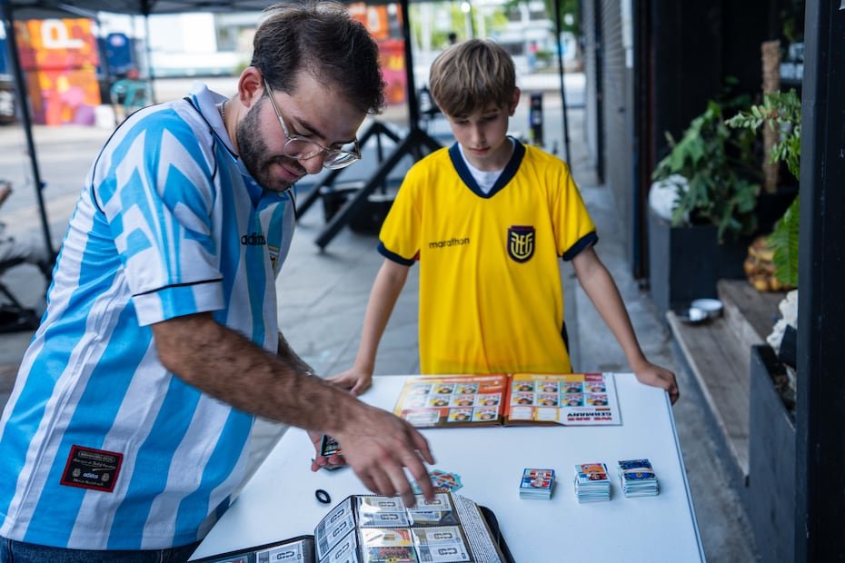 Jorge Callejo intercambia estampitas con Galileo González Suárez, de 11 años.