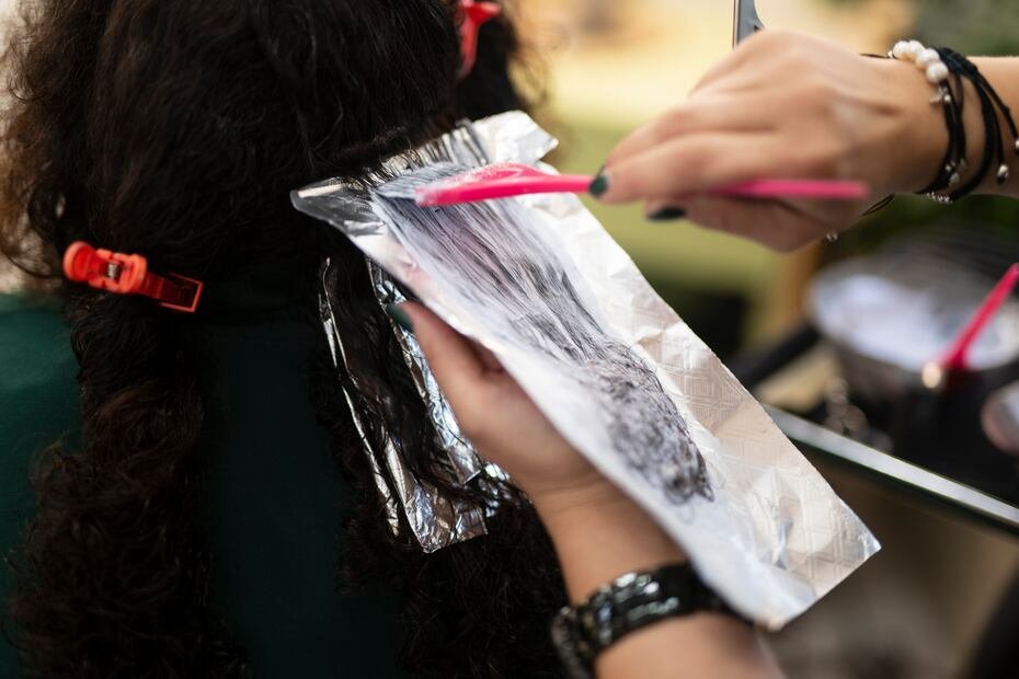 El cambio de la chef consistió en aplicar un color que va a ir con su base natural. Además, se integró una técnica que se llama "Om Curl Lights", que son destellos de color a través de toda su cabellera.