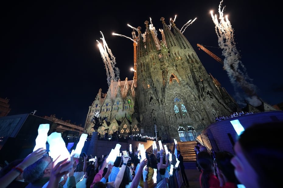 Las multitudes permanecieron después de la misa para ver cómo León inauguraba la torre final de la basílica, llamada de Jesucristo, que la ha convertido en la iglesia más alta del mundo.