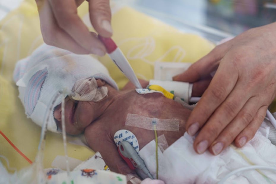 Una enfermera comprueba la temperatura de un bebé prematuro dentro de una incubadora de temperatura controlada en el centro perinatal regional de Zaporizhzhia.