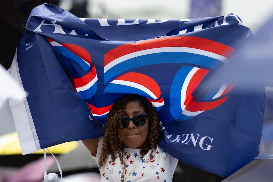 Una ciudadana con una bandera alusiva a los 250 años de Estados Unidos.