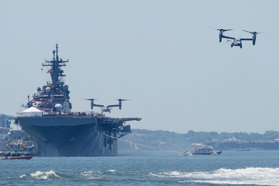 Helicópteros Osprey se alejaron del USS Kearsarge durante Sail250, un encuentro de grandes veleros y buques militares.