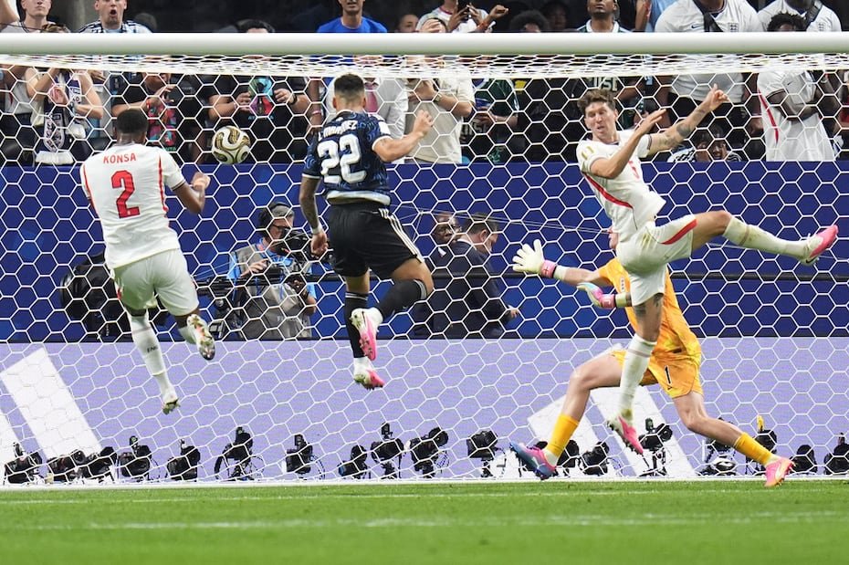 Lautaro Martínez anota el segundo gol de Argentina ante Inglaterra.