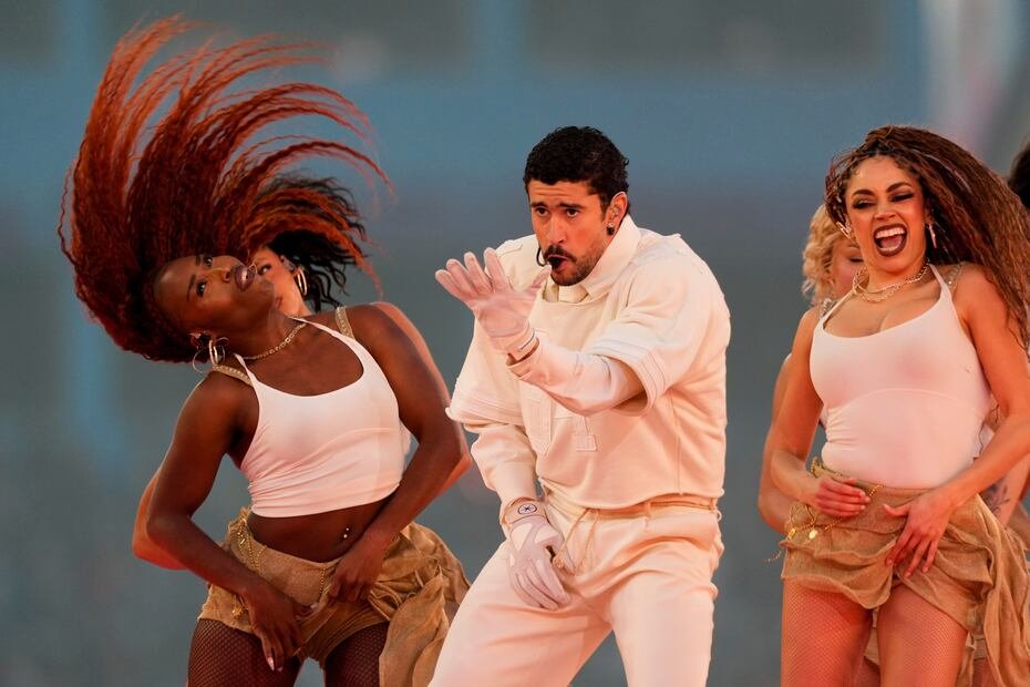 Bad Bunny junto a bailarinas en la presentación del medio tiempo del Super Bowl.
