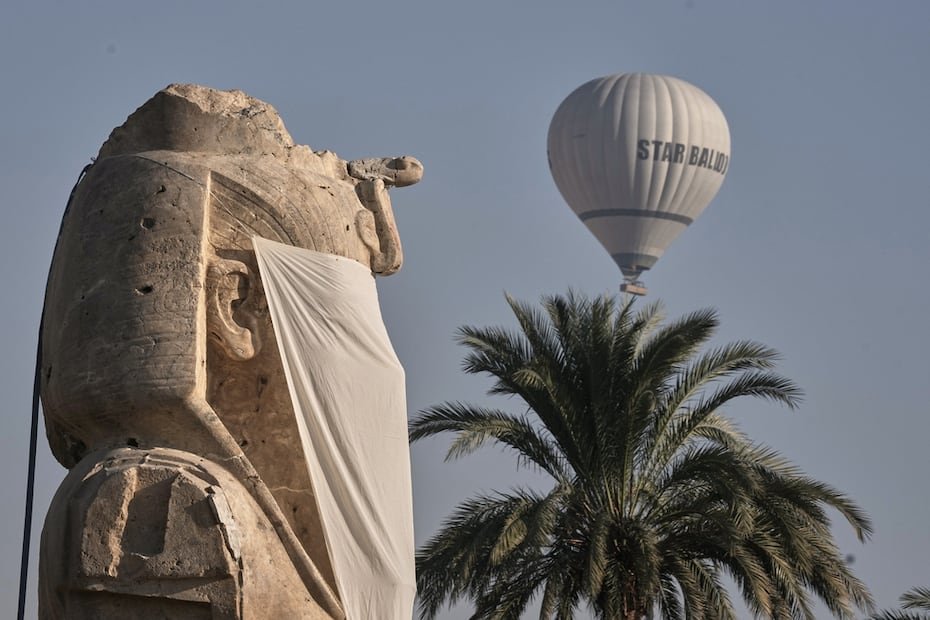 Egipto reveló el domingo la renovación de dos colosales estatuas de un destacado faraón en la ciudad sureña de Luxor, el último de los eventos arqueológicos del gobierno que buscan atraer más turistas al país.