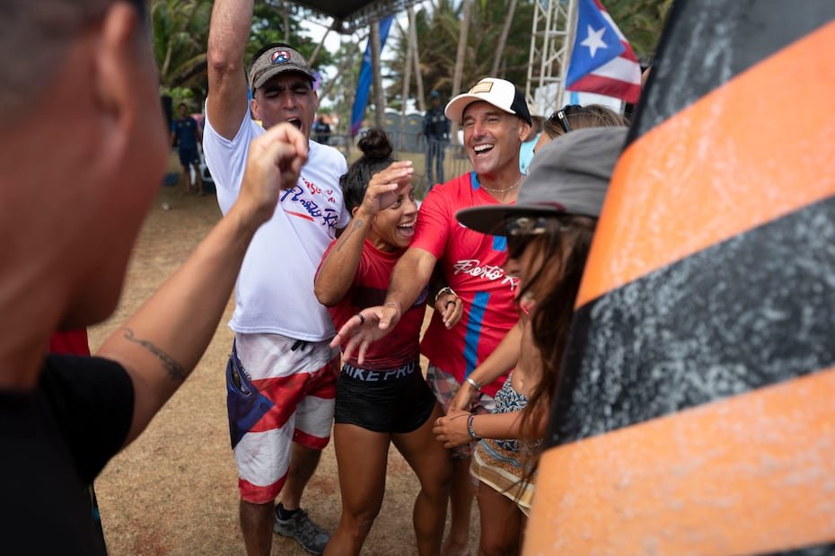 Mariecarmen Rivera durante su participación en el SUP Surf de los Juegos Centroamericanos y del Caribe Santo Domingo 2026, donde se consagró campeona de la competencia.