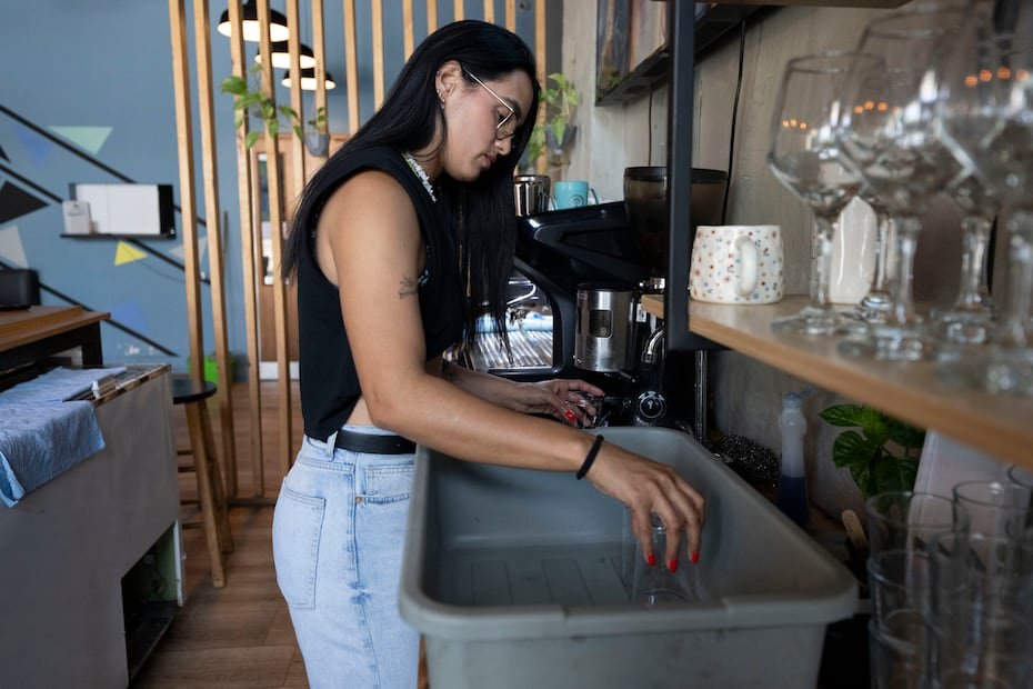 Luego de varios días con interrupciones en el servicio, algunos comercios aprovechaban el regreso momentáneo del agua para ponerse al día con las tareas de limpieza.