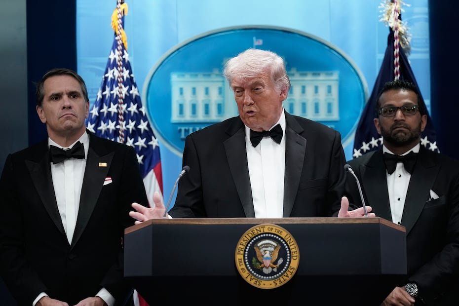 El presidente Donald Trump habla en la sala de prensa James Brady de la Casa Blanca tras una amenaza no especificada durante la cena anual de la Asociación de Corresponsales de la Casa Blanca, mientras el fiscal general interino Todd Blanche y el director del FBI, Kash Patel, escuchan.