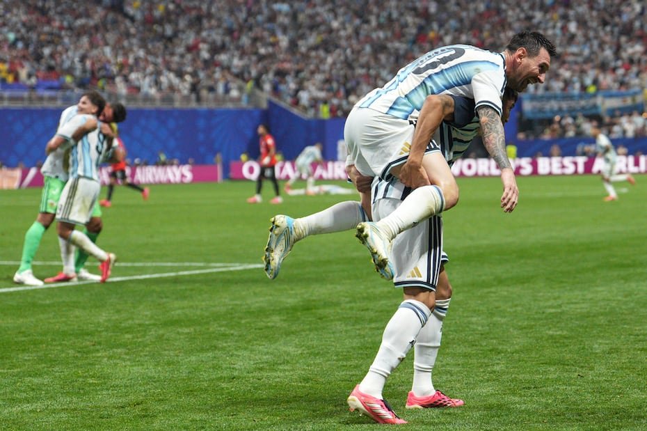 Lionel Messi celebra el pase de Argentina a los cuartos de final del Mundial de Fútbol.