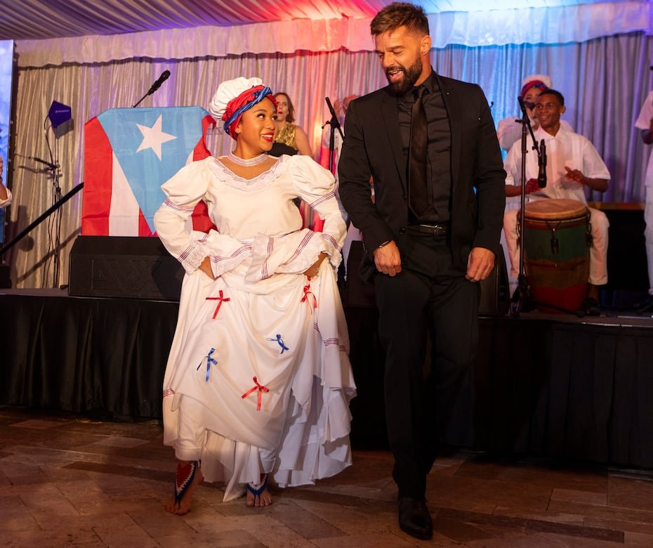 Ricky Martin baila con una bailarina del Grupo Belelé.