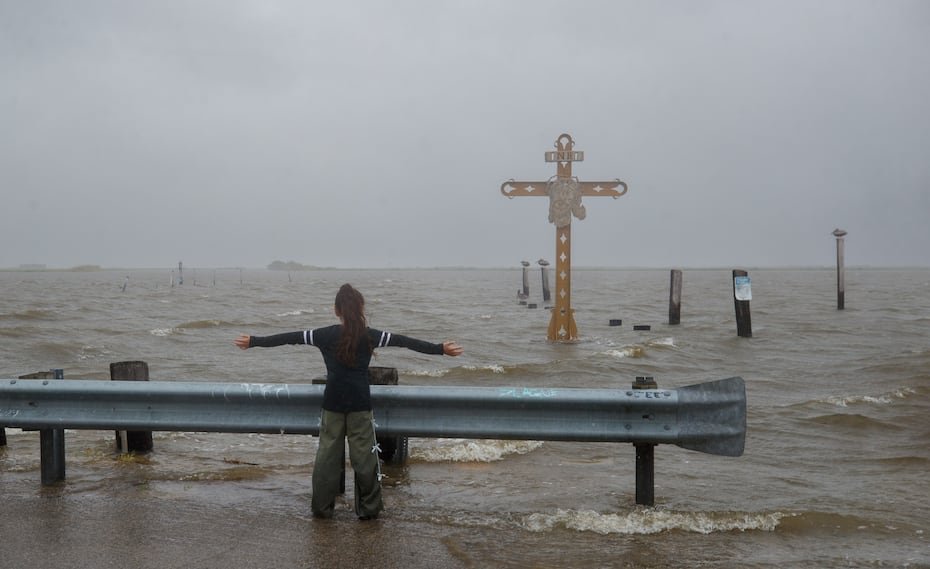 El Centro Nacional de Huracanes (CNH) informó que Bertha tocó tierra por la tarde en la ciudad de St. Bernard, a 40 millas al este de Nueva Orleans.