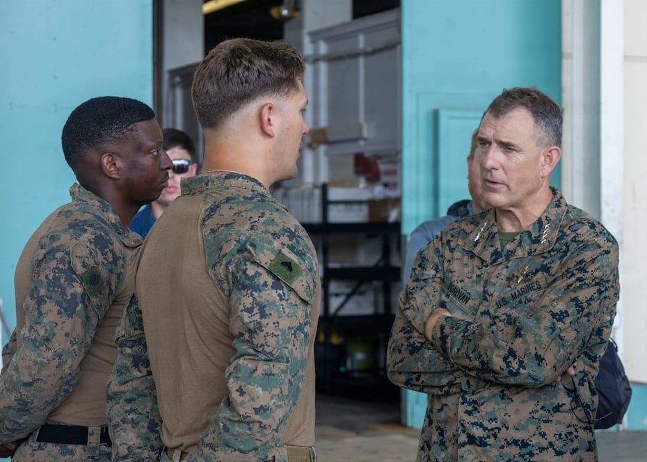 El general Francis Donovan (a la derecha) habla con infantes de marina del 3er Batallón, 2do Regimiento de Infantería de Marina, 24ta Unidad Expedicionaria de Infantería de Marina, durante un reconocimiento del sitio operacional en la Estación Naval de Roosevelt Roads.
