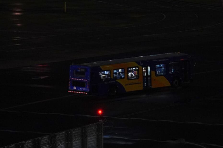 El camión de bomberos estaba cruzando la pista para responder a un incidente distinto a bordo de un vuelo de United Airlines, cuyo piloto había reportado “un problema con olor”, dijo Garcia.