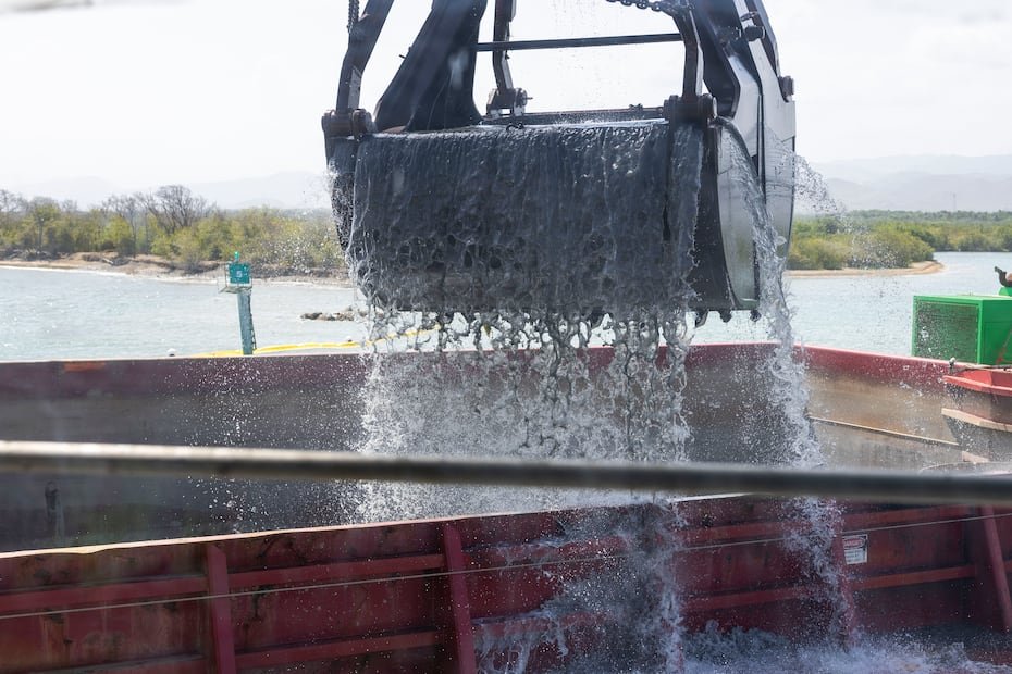 El dragado la bahía Las Mareas, en Guayama, comenzó el 21 de junio y está listo en un 47%.