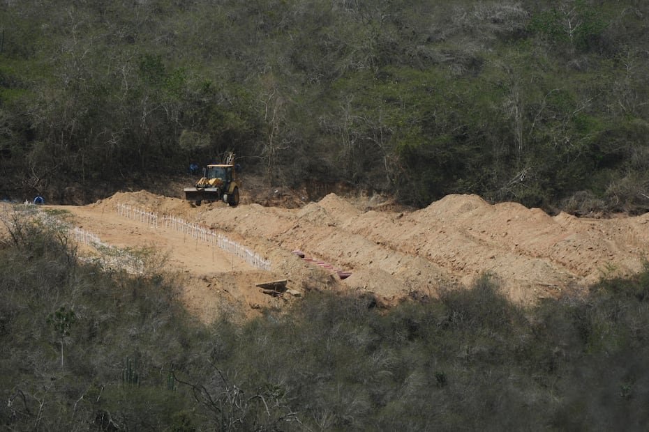 Habitantes de la zona relataron a EFE que han visto pasar varios camiones hacia el cementerio y un trabajador del camposanto conocido como La Esperanza, que pidió anonimato, señaló que este lunes llegaron tres vehículos con unos 30 fallecidos.
