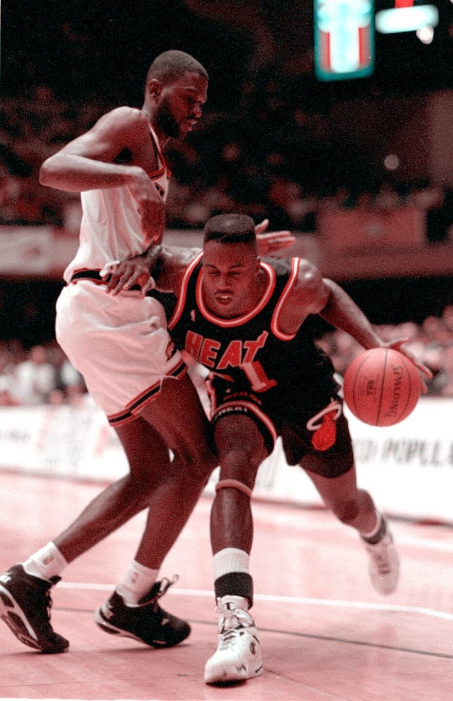 Gary Alexander, del Heat, se saca de encima a Mahmoud Abdual Rauf, de los Nuggets.
