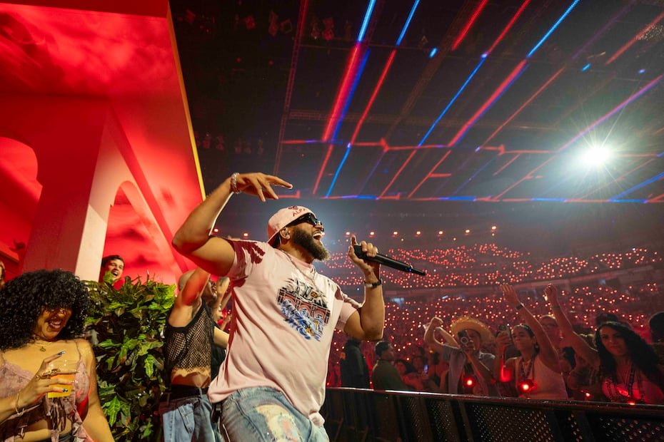 Desde el balcón de la casita de Bad Bunny, la estrella de la música dembow El Alfa interpretó dos de sus éxitos, “Este” (2024) y “Coronao Now” (2020).