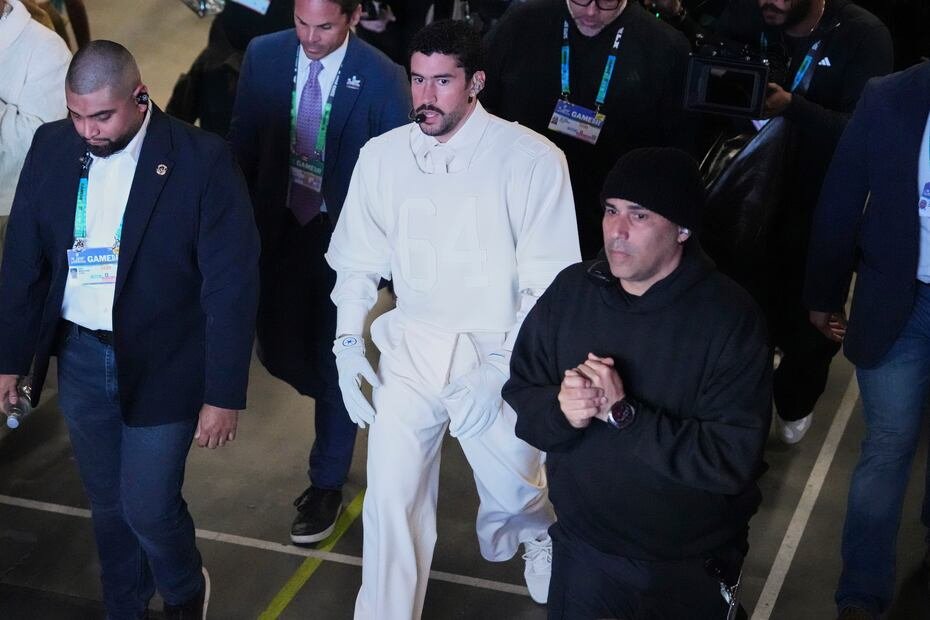 Bad Bunny es acompañado con escoltas a su presentación.