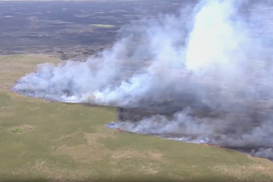 Las autoridades dicen que se necesita una lluvia intensa para sofocar los incendios más grandes, y que los posibles aguaceros pronosticados no traerán suficiente lluvia.