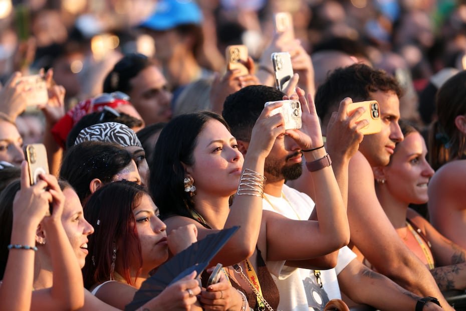 Miles de seguidores corearon en español éxitos como “Tití me preguntó” y “Me porto bonito”, demostrando el alcance global que ha alcanzado la música de Bad Bunny. EFE/EPA/MATTEO BAZZI