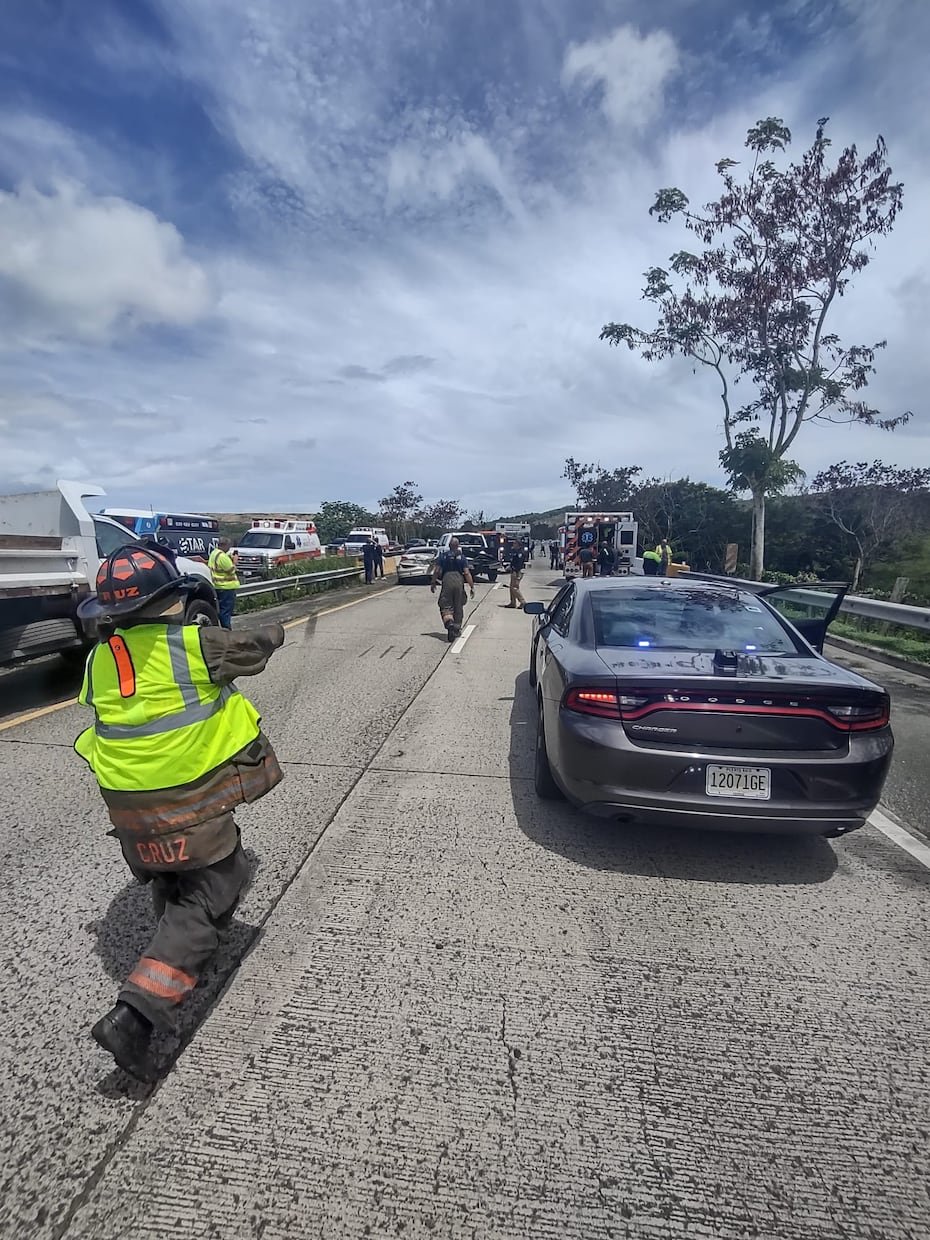 Según datos preliminares, en la carretera en dirección de Juncos a Humacao, se había estacionado un vehículo que tenía amortiguador de impacto para proteger a los trabajadores, pero el conductor le pasó por el lado y presuntamente hizo un viraje a la izquierda para retornar al carril atropellando a la brigada de cinco.