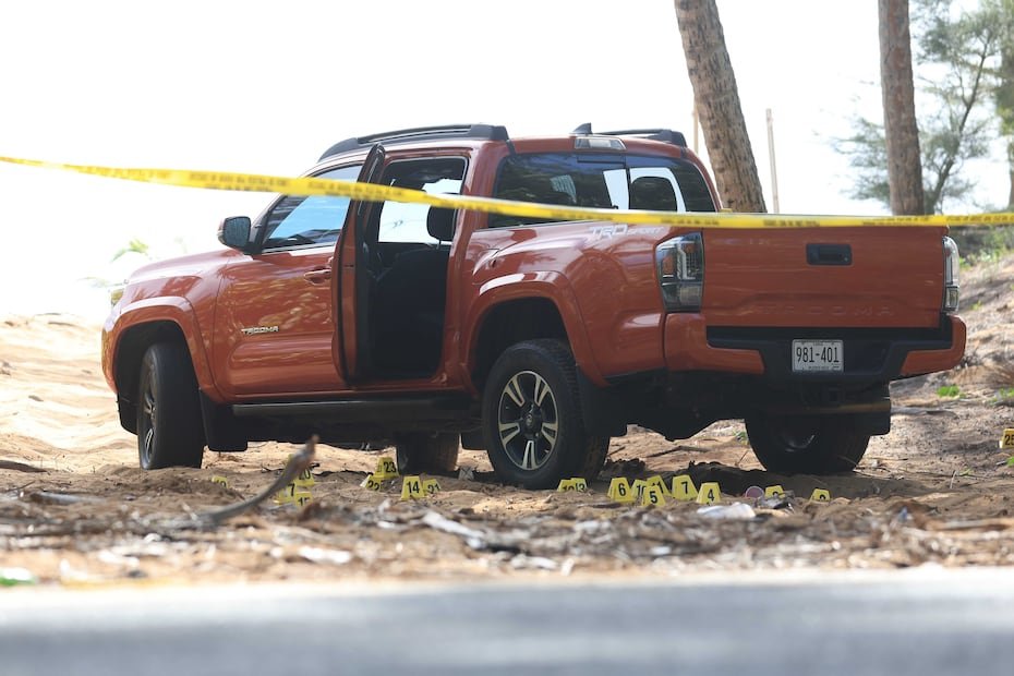 La puerta del conductor de la guagua Toyota Tacoma no tenía impactos de bala.
