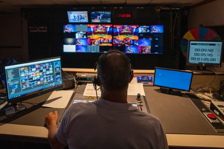 Entre técnicos, maquillistas y productores, el equipo del programa se compone de más de 20 personas. En el estudio de RYSA, literalmente, todas las paredes se ruedan y la escenografía se transforma. Durante las pausas comerciales, los pasillos de Telemundo están en constante movimiento.