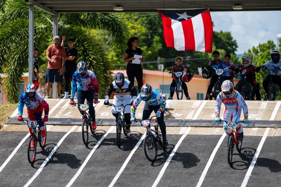 Varios competidores aceleran durante la carrera del domingo en Ceiba.