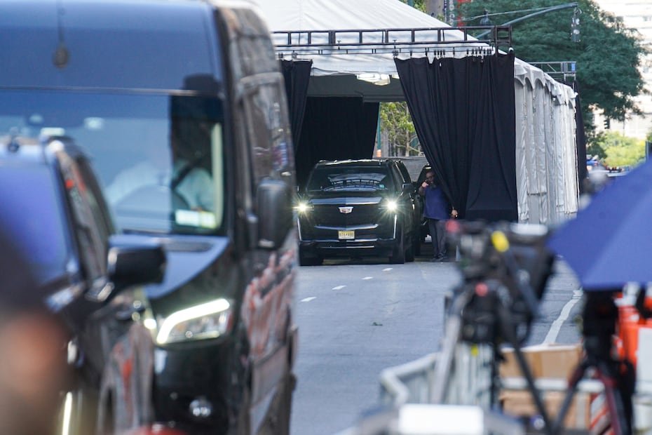 Los invitados de la boda entre Taylor Swift y Travis Kelce pasaron por una gran carpa cubierta de cortinas negras, para garantizar su privacidad a la llegada al Madison Square Garden en Nueva York. (AP Photo/Ryan Murphy)