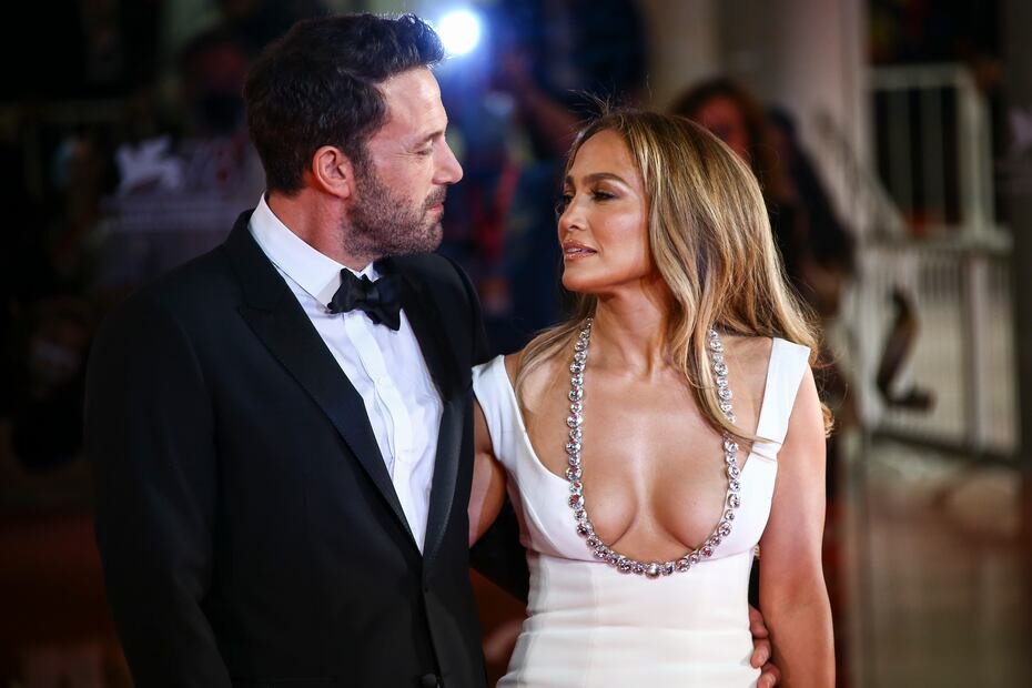 El 2021, tras casi dos décadas separados, los caminos de las estrellas volvieron a unirse luego que ella terminara su noviazgo de cuatro años con Rodríguez y que el protagonista de “Gone Girl” acabara su relación con la actriz española Ana de Armas.