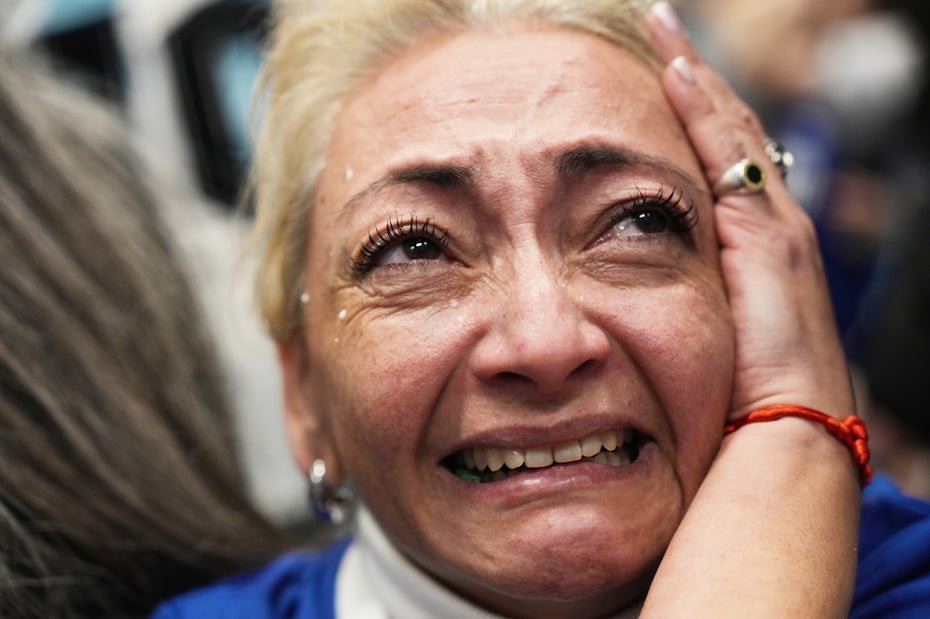 Una fanática argentina llora en plena celebración de la victoria sobre Inglaterra.