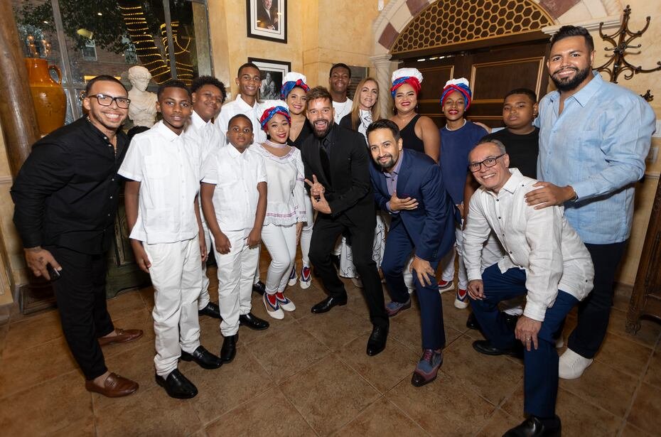 Ricky Martin y Lin-Manuel Miranda posan junto a los integrantes del Grupo Belelé.