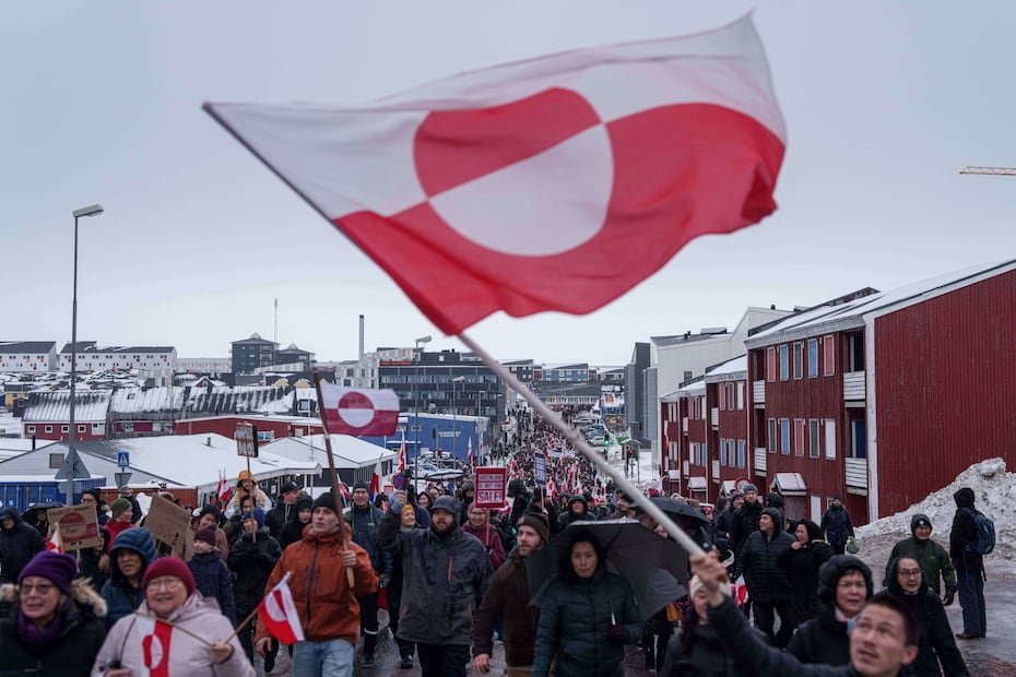 Miles de groenlandeses marcharon cuidadosamente el 17 de enero de 2026 a través de la nieve y el hielo para adoptar una postura contra el presidente de Estados Unidos.