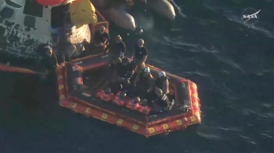 Los tripulantes de Artemis II a bordo de una balsa, luego de salir de la capsula Orión tras amerizar en el Pacífico, frente a la costa de California.