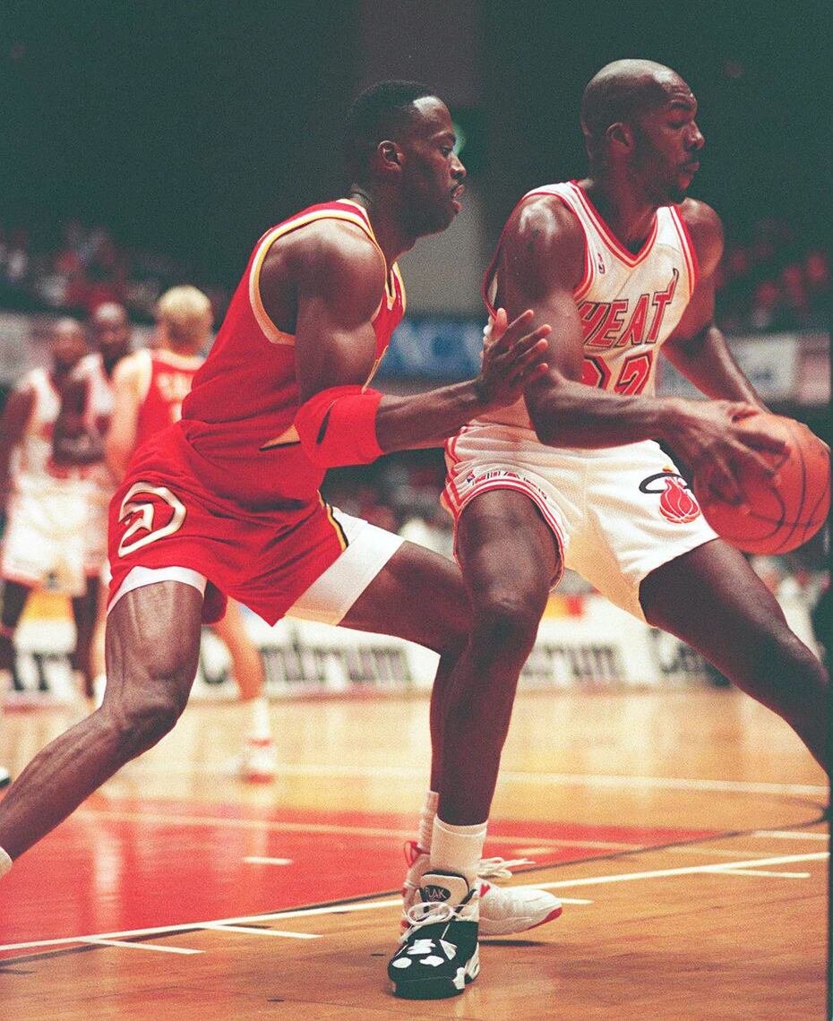 Kevin Willis, de los Hawks, defiende a John Sally durante el primero de dos juegos de exhibición en 1994 en San Juan contra el Heat.