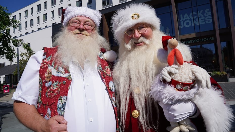 Robert Hercz, un intérprete de Santa Claus de 64 años procedente de Oslo, Noruega (derecha), posa para una fotografía junto a un intérprete de Santa Claus no identificado.