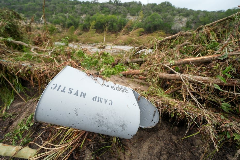 Un buzón del campamento Mystic fue derrumbada cerca de la entrada del lugar.