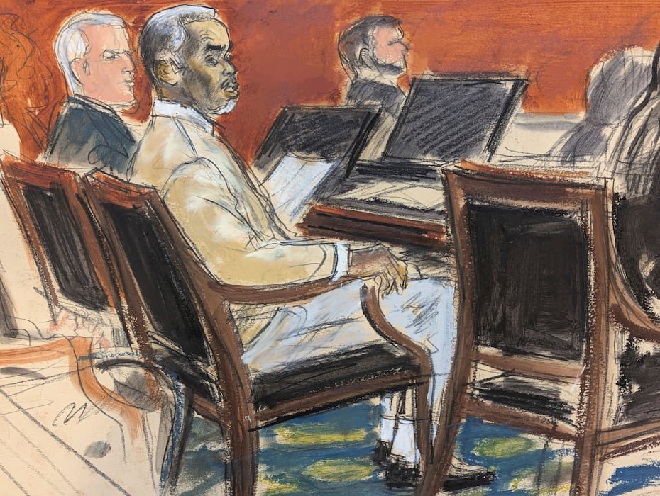 Sean "Diddy" Combs, segundo desde la izquierda, observa desde la mesa de la defensa mientras el juez Arun Subramanian se dirige al jurado en el tribunal federal de Manhattan, el martes 1 de julio de 2025, en Nueva York.
(Elizabeth Williams via AP)